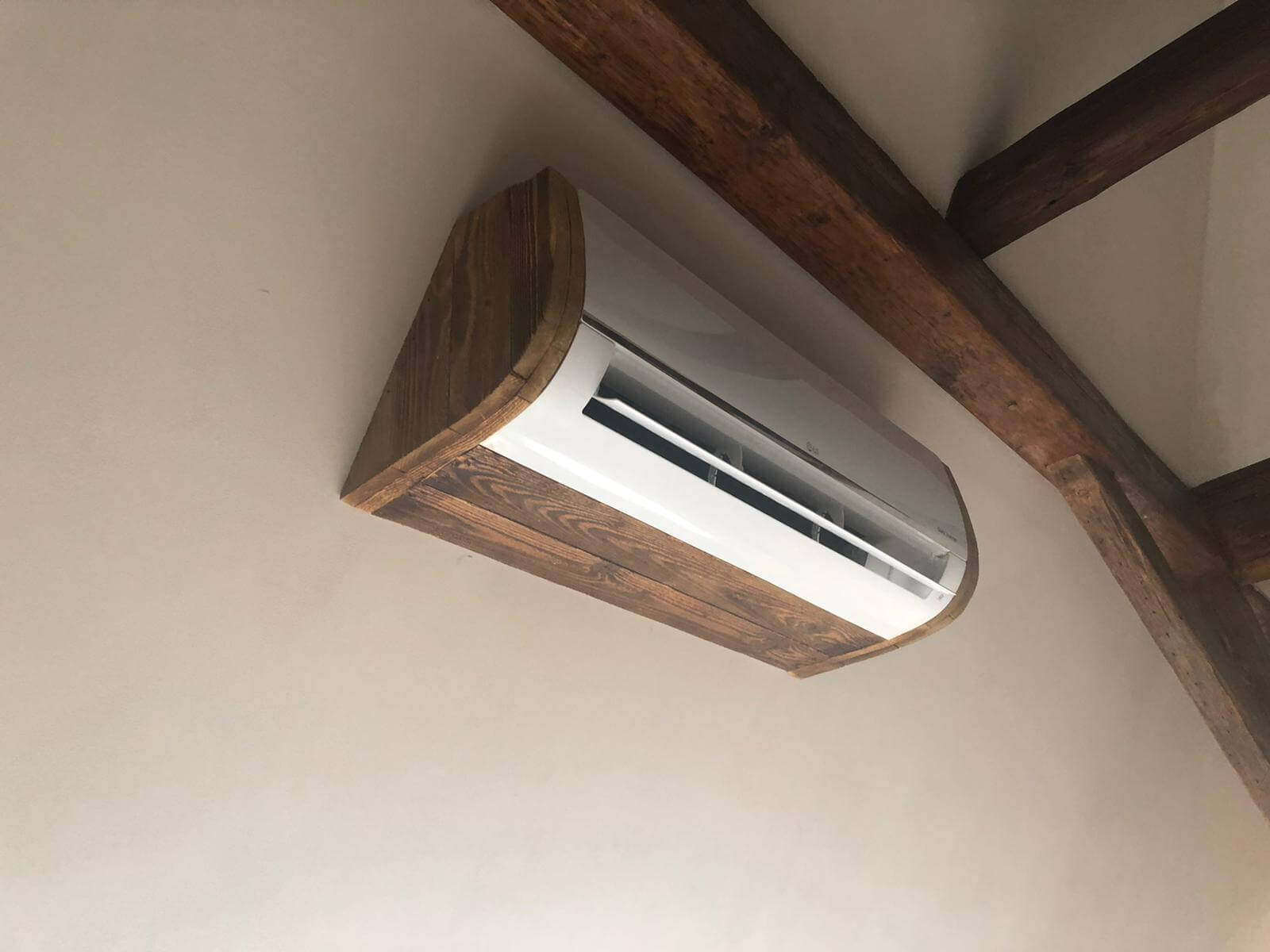 Instalace do podkroví - Šikmá stěna